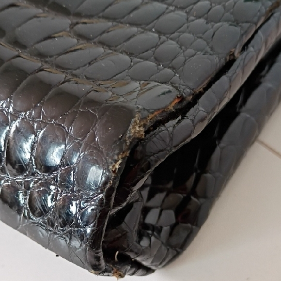 Vintage Gucci Black Crocodile-Embossed Bag with Gold Chain Flawed - Picture 13 of 16